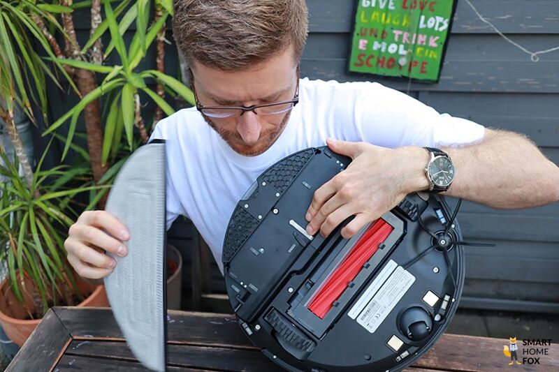 Unterseite des Roborock S7 ist in der Nahaufnahme zu sehen.